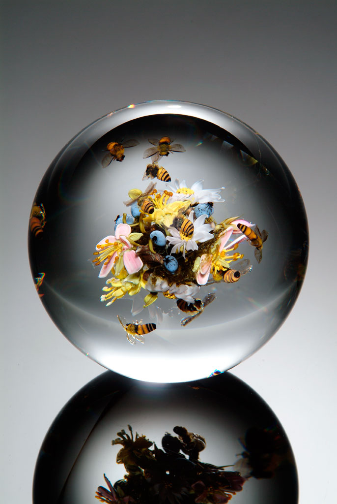 Paul J. Stankard, Swarming Honey Bee Orb, 2005. Schaible photograph