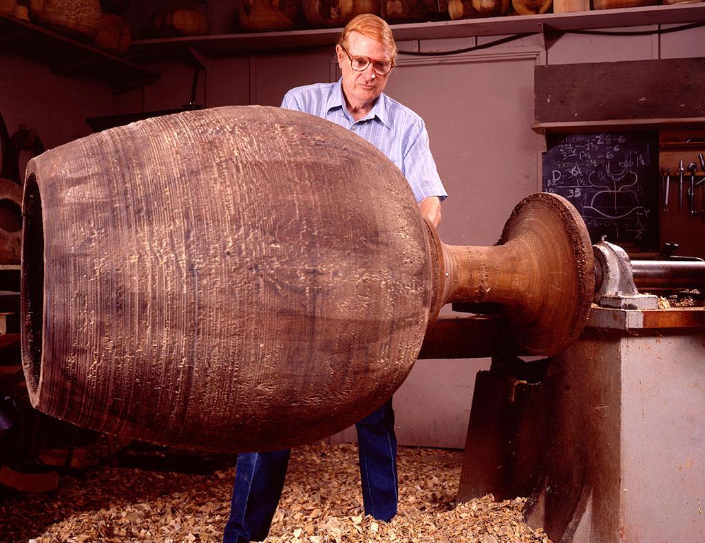 Ed Moulthrop at the lathe. Paul G. Beswick photograph