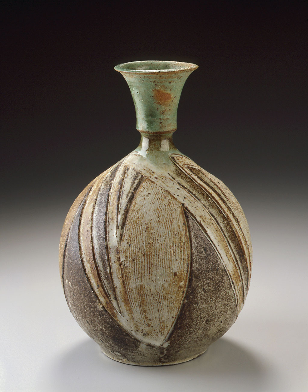 Marguerite Wildenhain, Untitled vase, c.1972. Courtesy Forrest L. Merrill, M. Lee Fatheree photograph