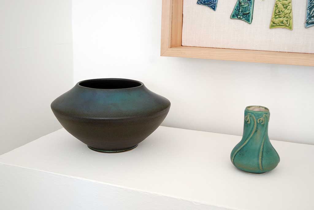 Pewabic, Moderne Vase (l); Snowdrop Vase (r)