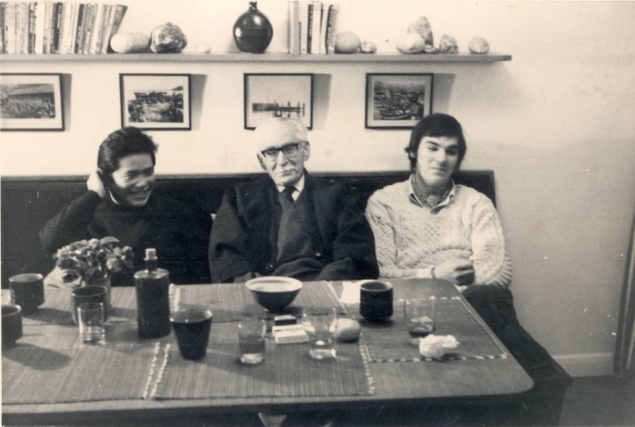 Dinner at Bernard Leach's home (l-r): Shigeyoshi Ichino, Bernard Leach, Jeff Oestreich, 1970. Courtesy of Jeff Oestreich.