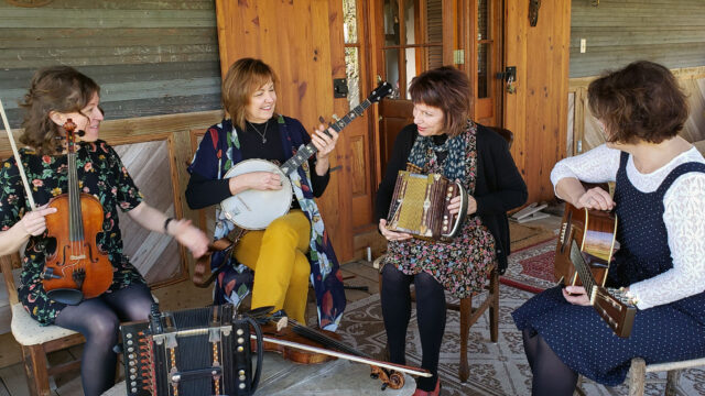 Magnolia Sisters. Anya Burgess (fiddle), Jane Vidrine (banjo), Ann Savoy (accordion), Lisa Trahan (guitar). Denise Kang photo. HARMONY episode of Craft in America.