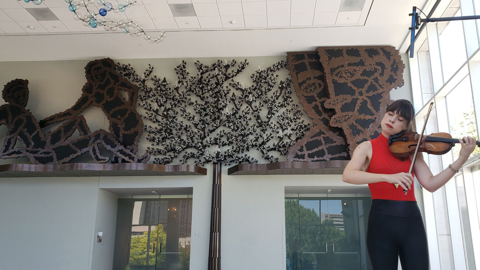 » Knoxville glass artist inspires a violin concerto on PBS