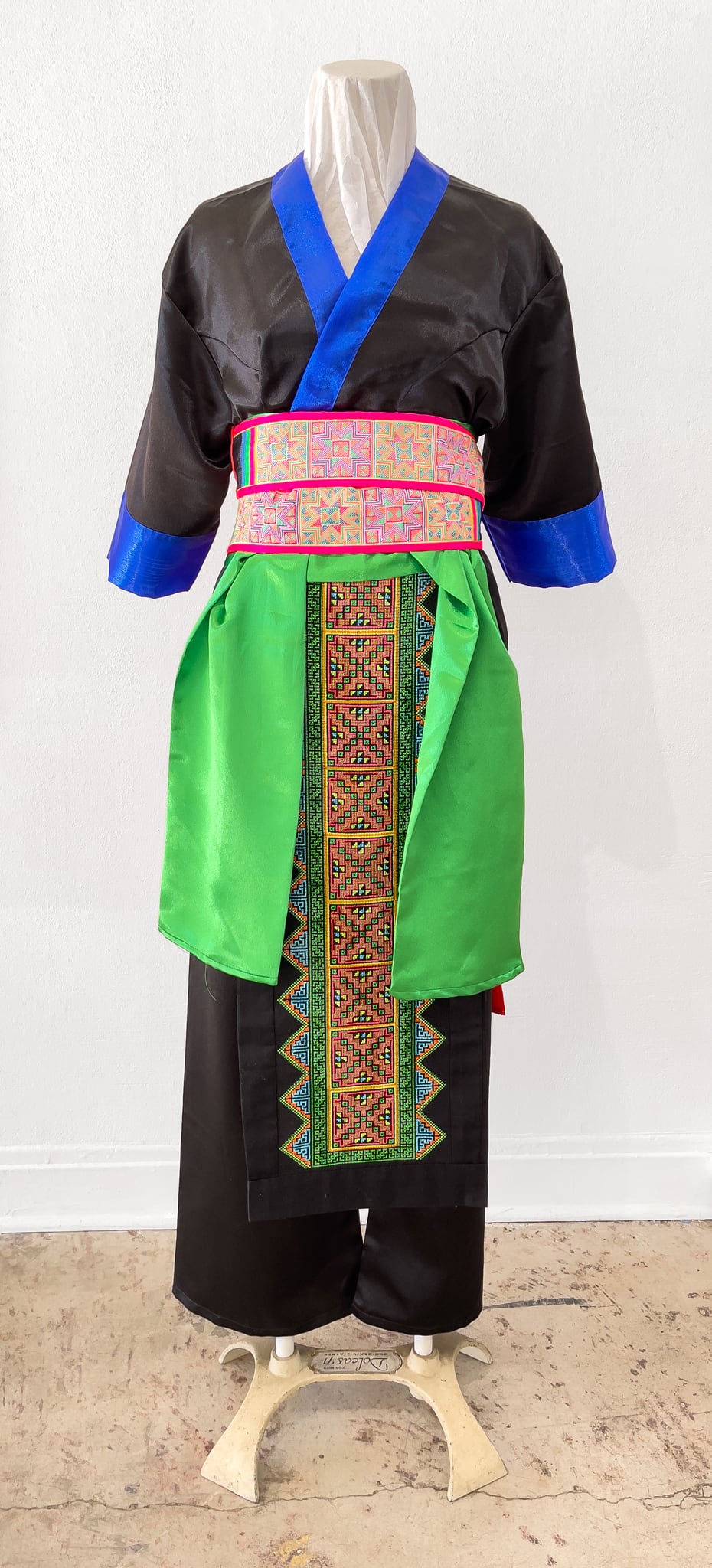 Mandora Young, Hmong outfit, Craft in America