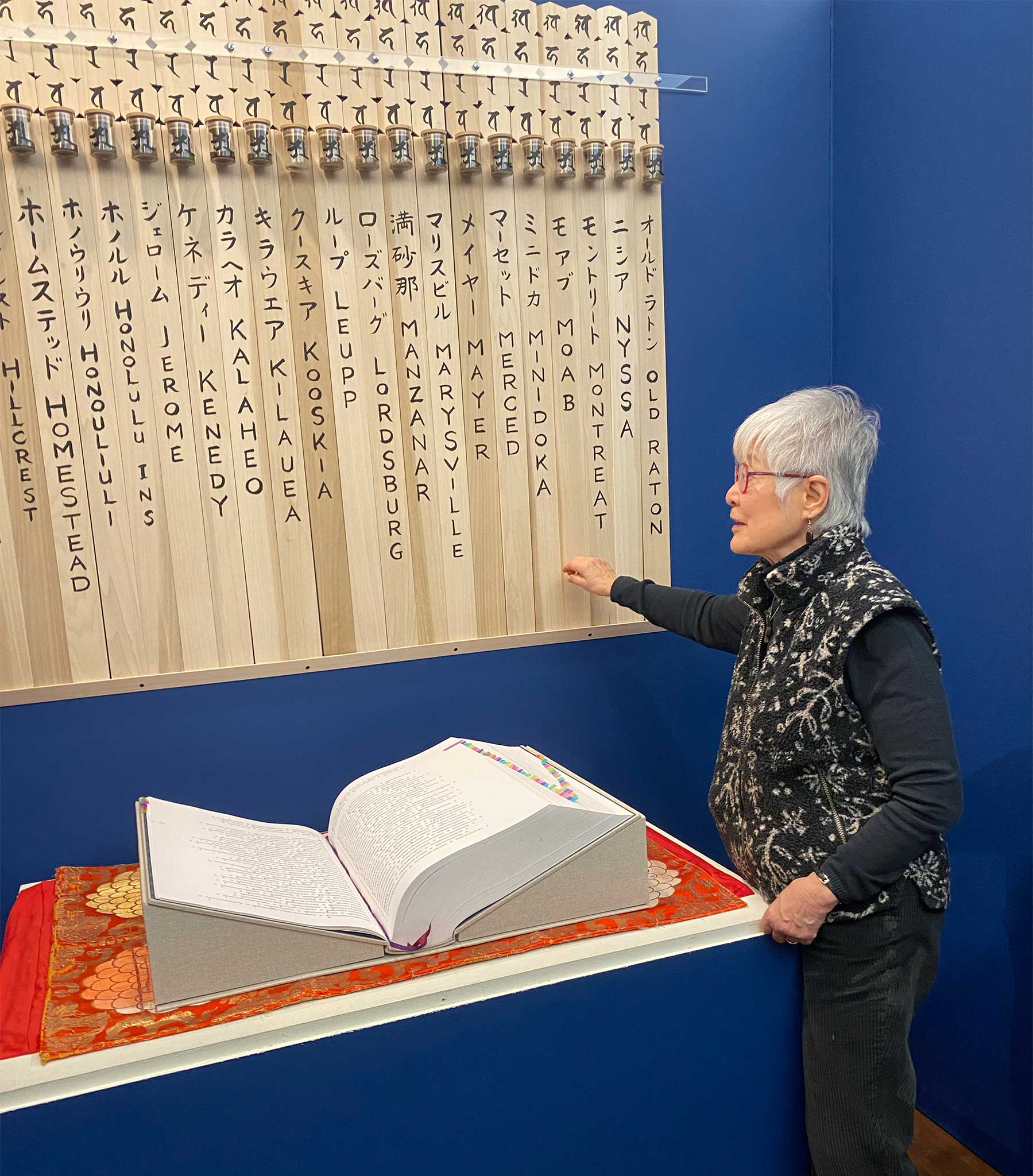 » Mira Nakashima signing the Ireicho