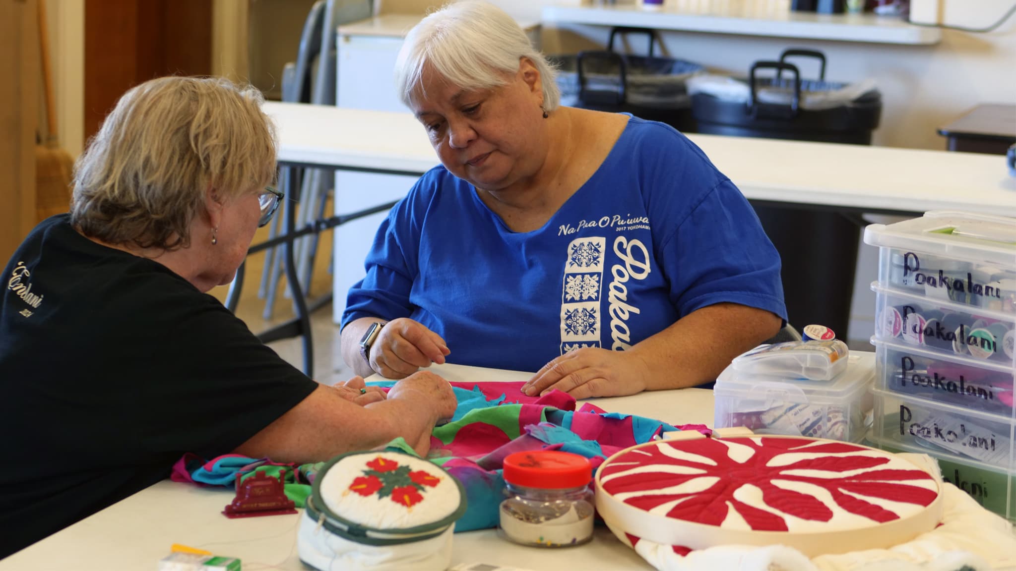 Poakalani Quilt Group quilters, Denise Kang photograph Craft in America